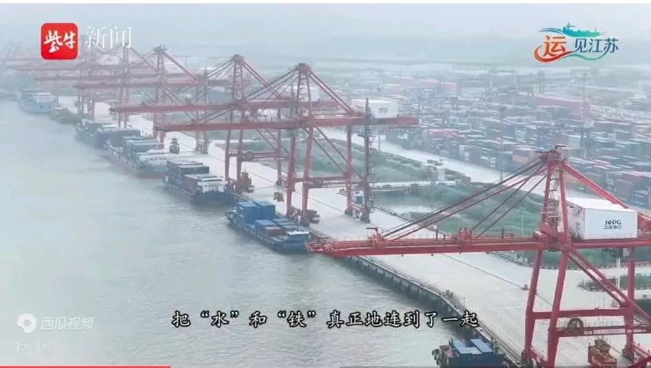 你的快递，被一只20米高的铁爪子抓走了。

不是绑架。是换乘。

火车开进码头，