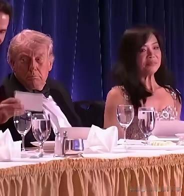 白宫晚宴枪击案中，坐在特朗普旁边的华裔女记者姜维佳的几个细节:

一，她的面相有