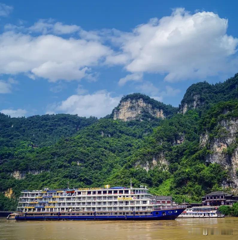 去宜昌游三峡，不同月份各有千秋。
春季（3 - 5月）气温回暖，气候舒适，山间绿