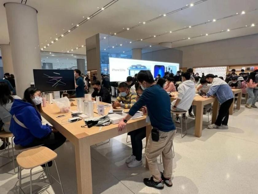 孩子高考完张嘴就要“三件套”：手机、电脑、平板，再加毕业旅行、驾照、近视手术，清