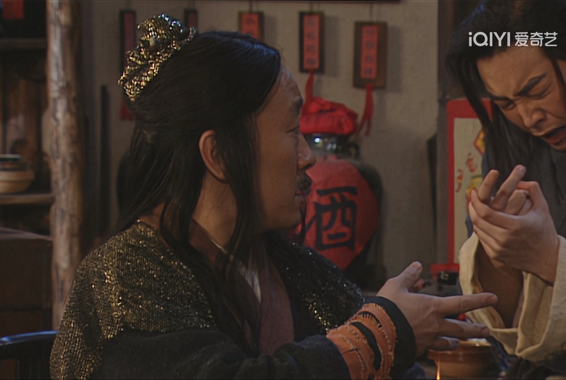 《我为湘玉存大钱》第29集黑道高手上官云顿来了，为的就是追杀小郭，老白想从背后点