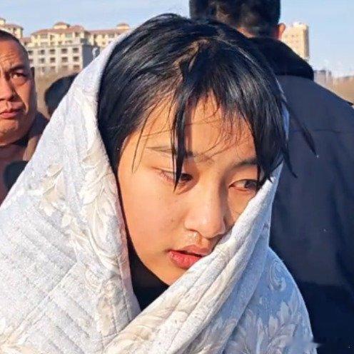 男童掉冰窟13岁女孩施救后默默离开 寒冬里的暖心瞬间！男童不慎坠入冰窟，危急时刻