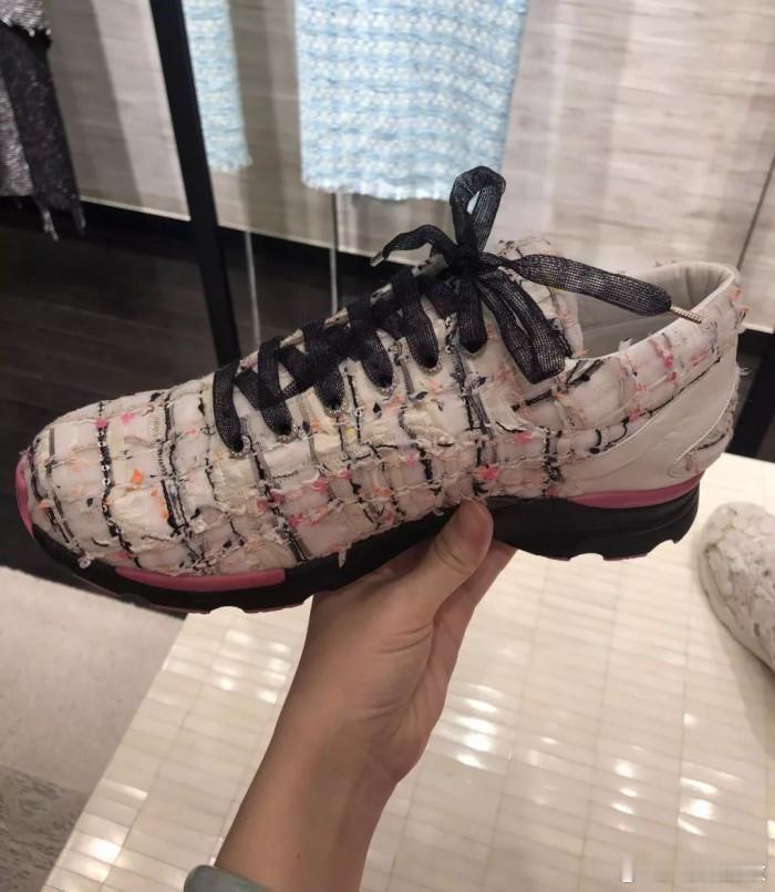 香奈儿发布无底绑带鞋被吐槽抽象66万热度笑翻天！香奈儿这波"无底绑带鞋"设计彻底