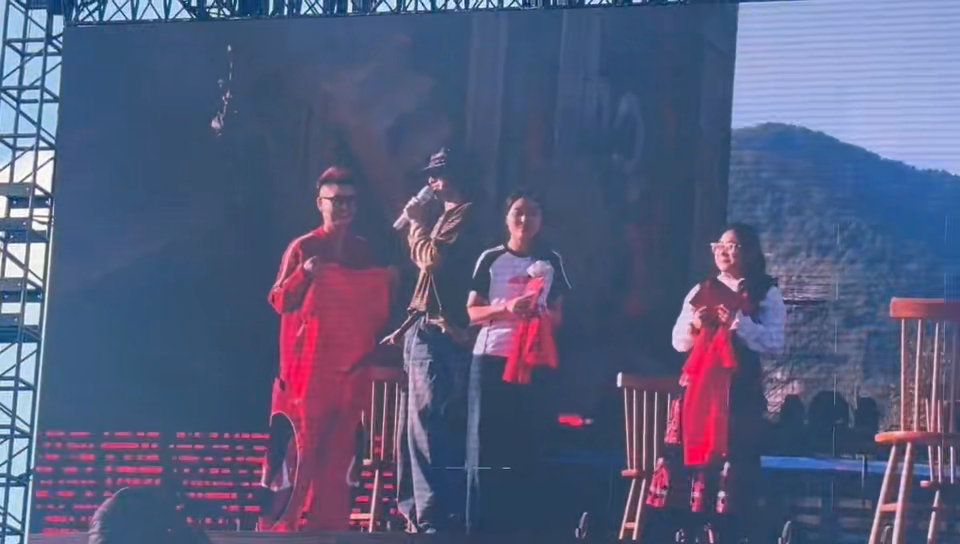 华晨宇霸总式发红包 华晨宇演唱会三连8888红包属于火星的限定福利来了，三连88