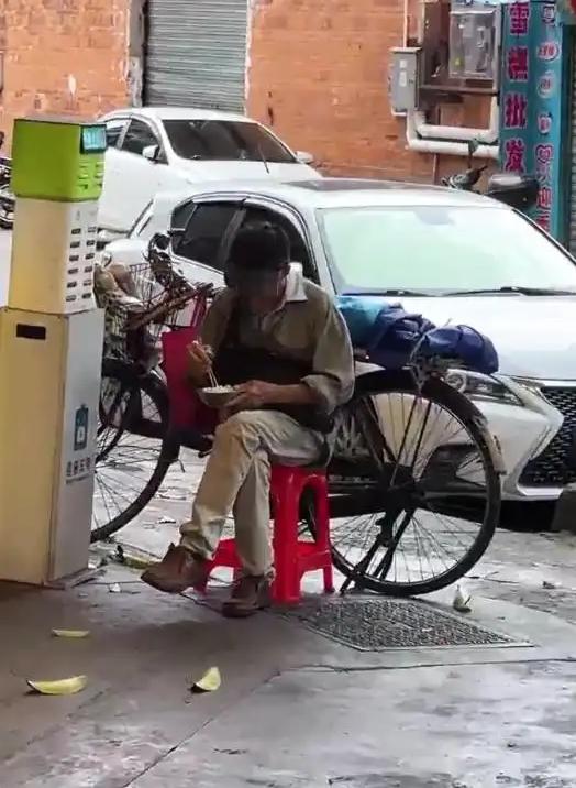 “泪目！”广东江门，一饭店白米饭免费，老人每天打一碗配酱油吃，店主拍视频发到网上