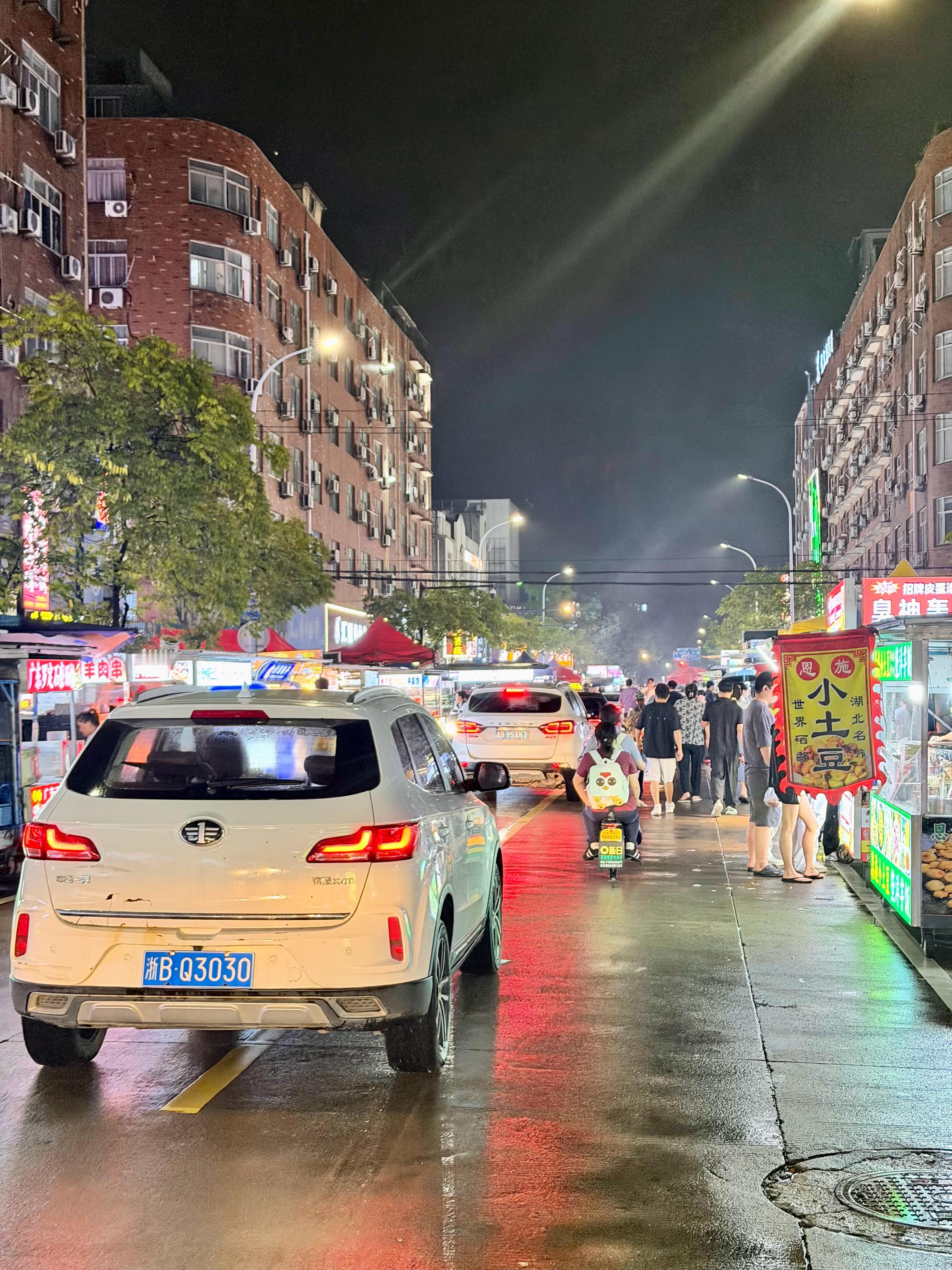 下雨天斗门张夜市人也不少 ​​​