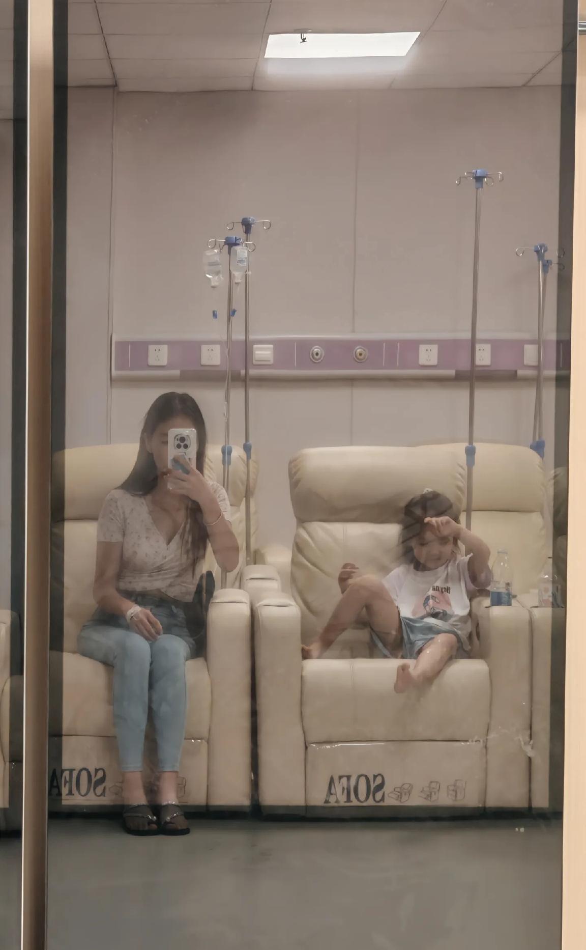 人啊只要真的没路了，你就会找路。
我们小区业主群住17栋的单亲妈妈，孩子刚满周岁