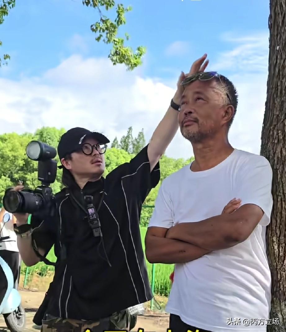 流浪大师沈巍，别看他流浪过，身上真有股艺术家气质。2019年他火的时候，头发打结