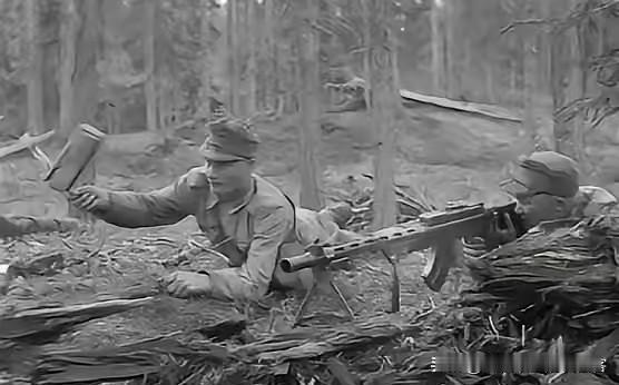 1945年，机枪手杜相云发现，日军掌握了他的射击规律，每次他一开枪，日军就卧倒，