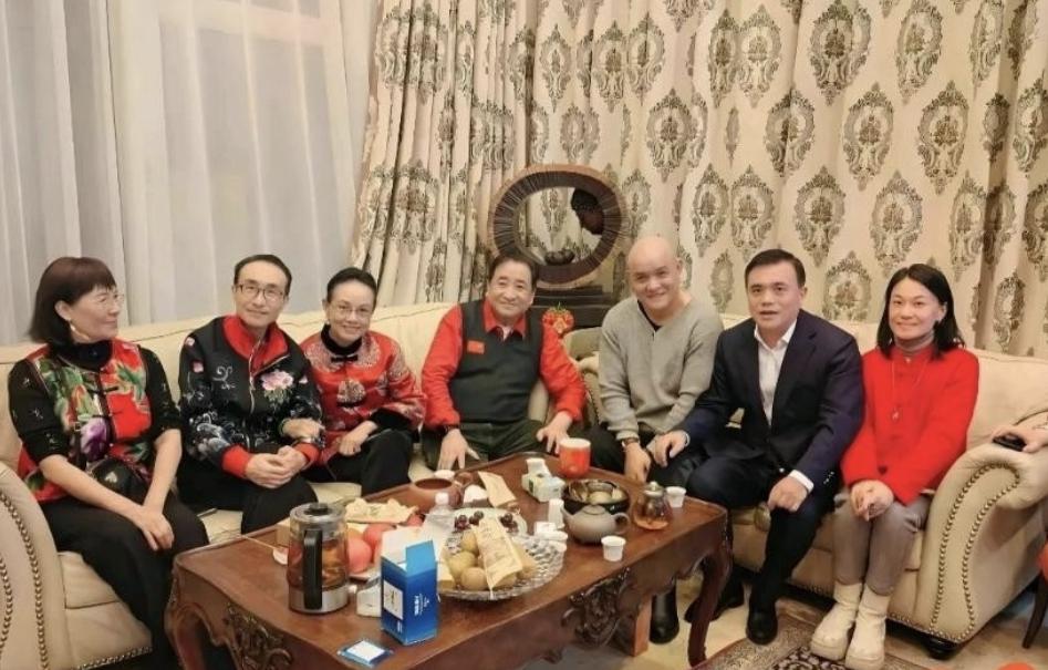 最近网上炸锅了。一个说相声的艺人，在美国加州的别墅里边看窗外边唱《我和我的祖国》