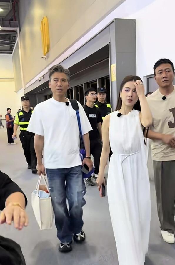 58岁胡军和51岁李乃文加起来109岁，去《大哥小助理》当实习助理，结果第一天就