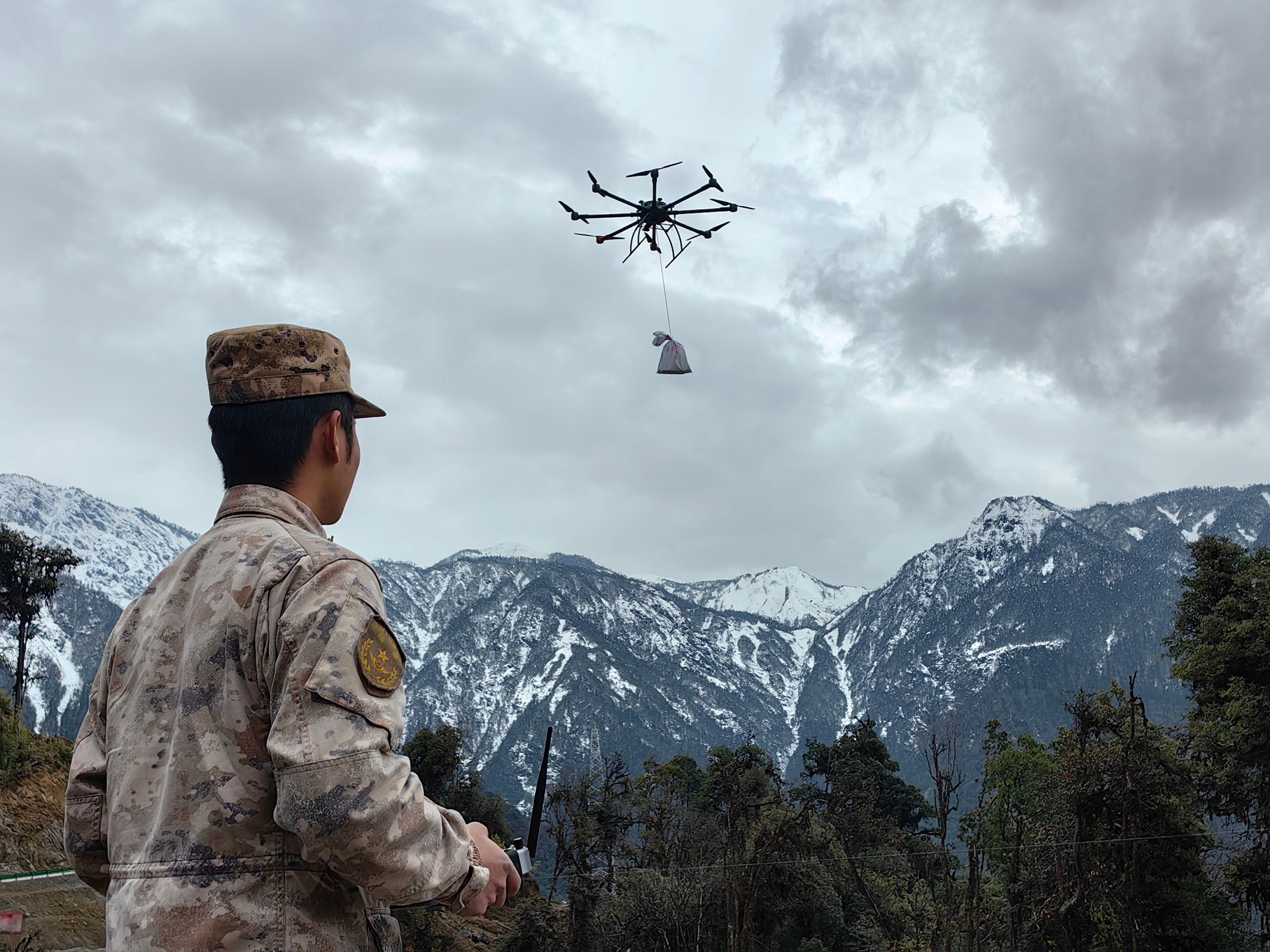 春节西藏军区某边防团五连用无人机为执勤点送年货 