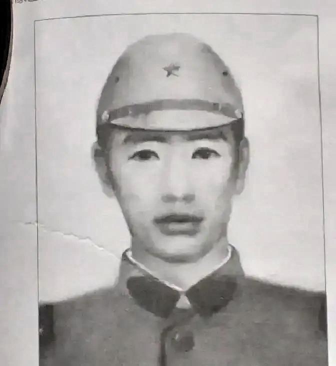 1943年，一个汉奸给日军中将牵马时，被对方打了一巴掌，他气不过，从马粪袋里掏出