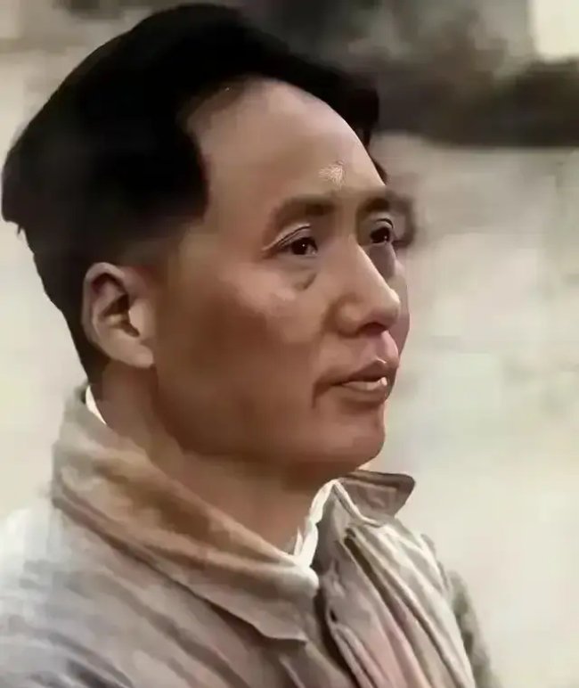 这是1936年在陕北拍下的照片，彼时长征刚刚结束，他只有四十三岁 