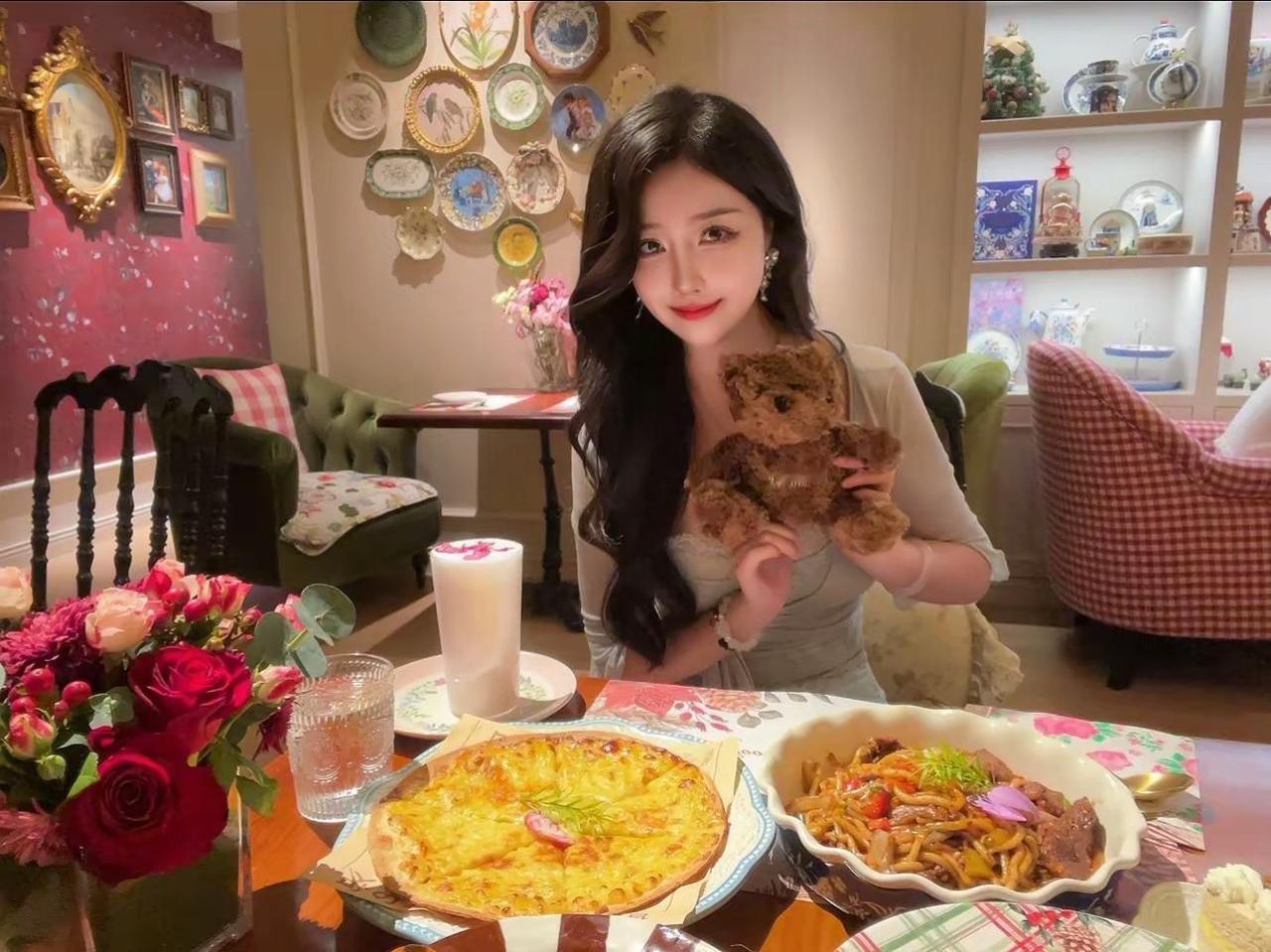 下班和漂亮姐妹约个漂亮饭~~🥰嘻嘻今天当甜妹