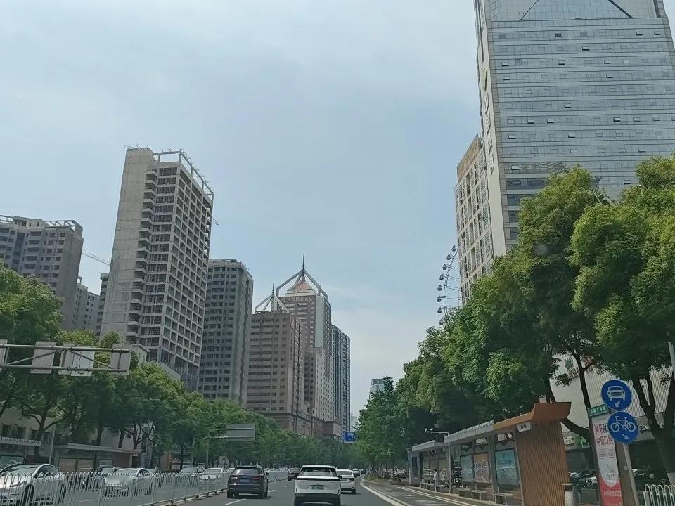 晴暖倒计时！长沙12日晚迎中到大雨 初夏气温上演"过山车"
 
2026年5月1