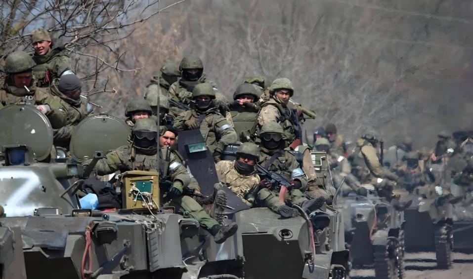 终于迎来历史性一刻！俄罗斯、美国、乌克兰三国大佬居然在阿布扎比坐一块儿谈判了，这