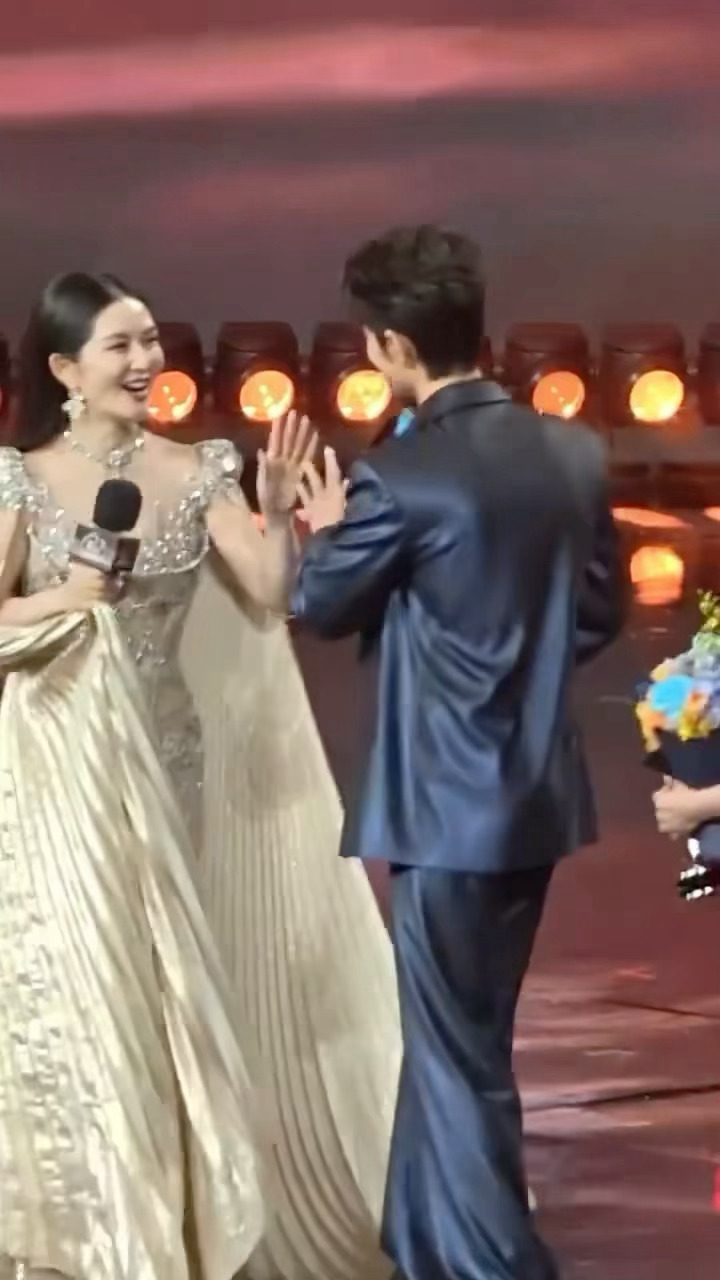 肖战谢娜川渝一家亲肖战谢娜果然是川渝一家亲，两个优秀的文艺工作者惺惺相惜，这组可