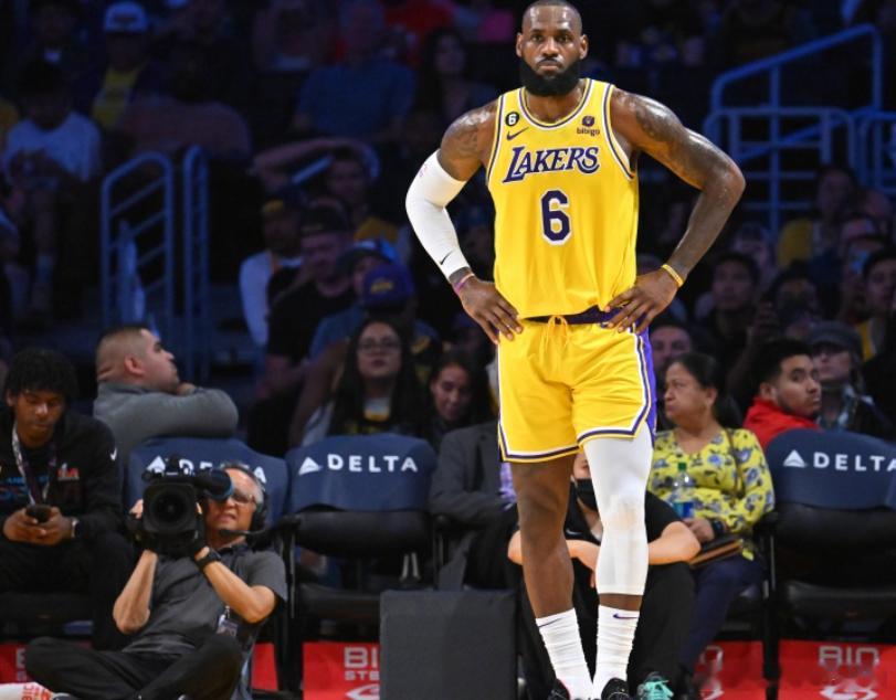 NBA常规赛，湖人108-132不敌太阳。本场比赛，湖人球星詹姆斯出场25分钟1