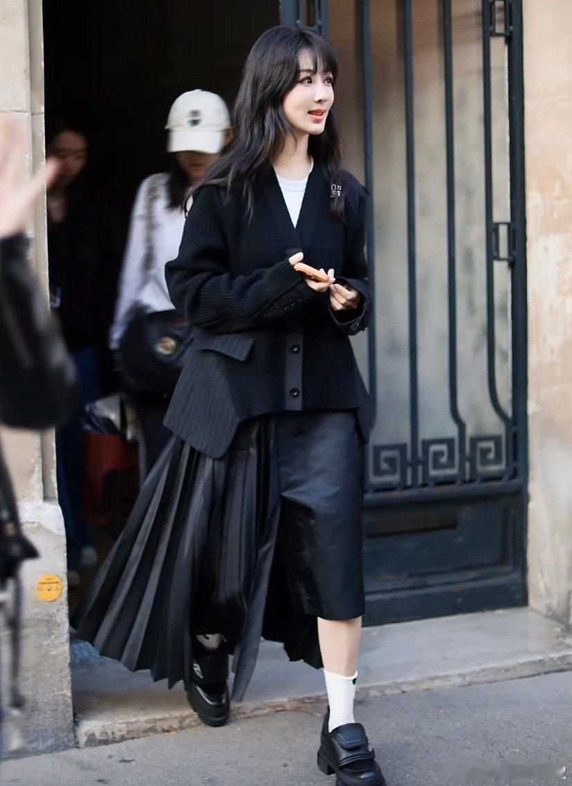 杨紫巴黎街头路透 ​​​