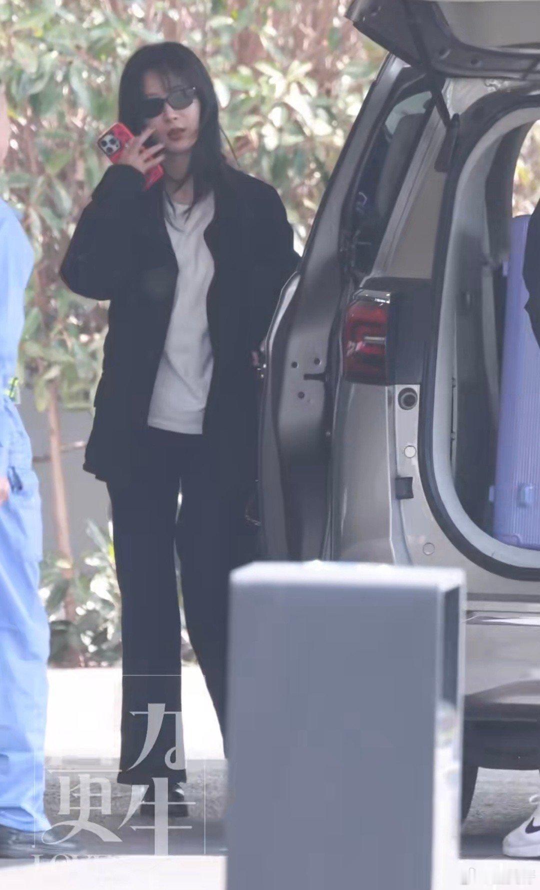 我觉得可以说杨紫瘦，但是不能说她瘦小，她167的大高个，穿鞋四舍五入170，我线