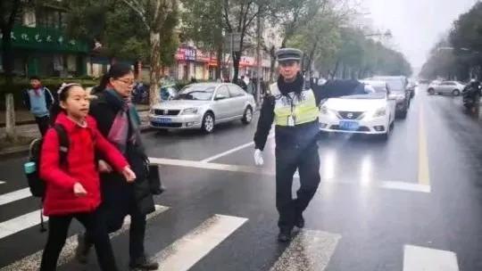 全国应该向上海学习，上海学生上学、放学时间都安排交警指挥交通，并且还有安保措施。