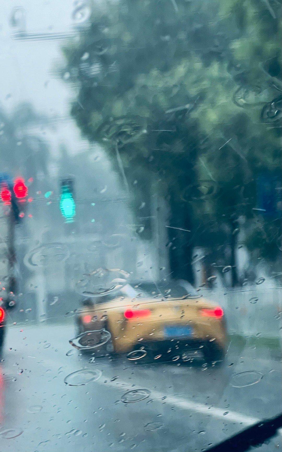 漂亮的车再大的雨也档不住帅的车永远都帅现在可以开始期待雷克萨斯LFR的到来天籁之