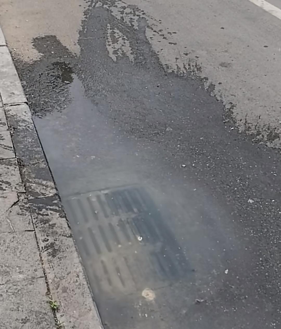 邹平黄山二路路段下水道反溢臭水，市民盼尽快处置
 
近日，市民反映邹平黄山二路老