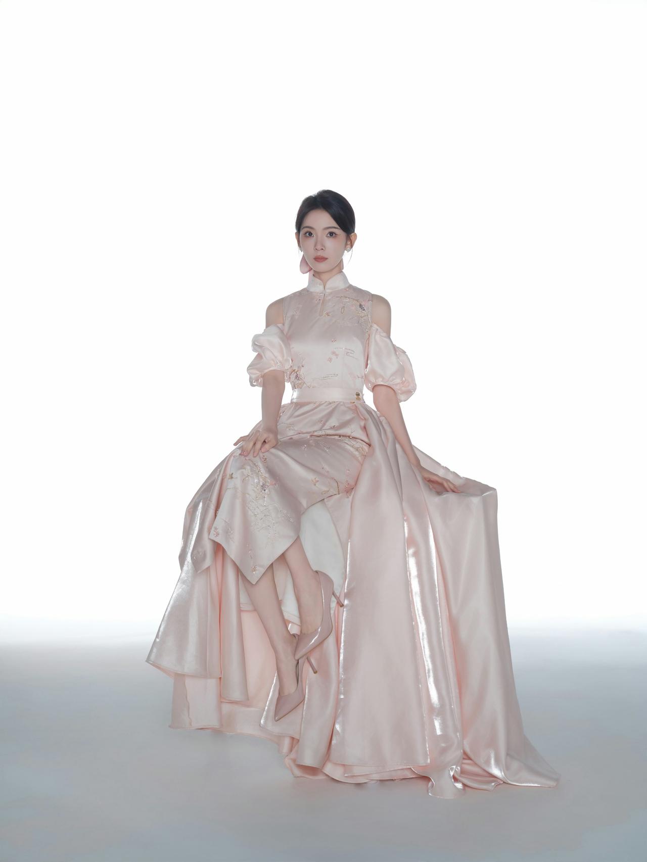 东方雅韵，粉黛风华。旗袍立裁与新中式裙摆相融，檐下竹影间，浅酌清欢，一颦一笑皆是