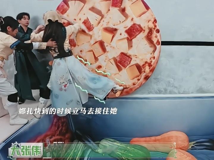 彭昱畅被娜扎夸太厉害娜扎夸彭昱畅厉害 彭昱畅过了关之后就在旁边当起了现场指导，娜