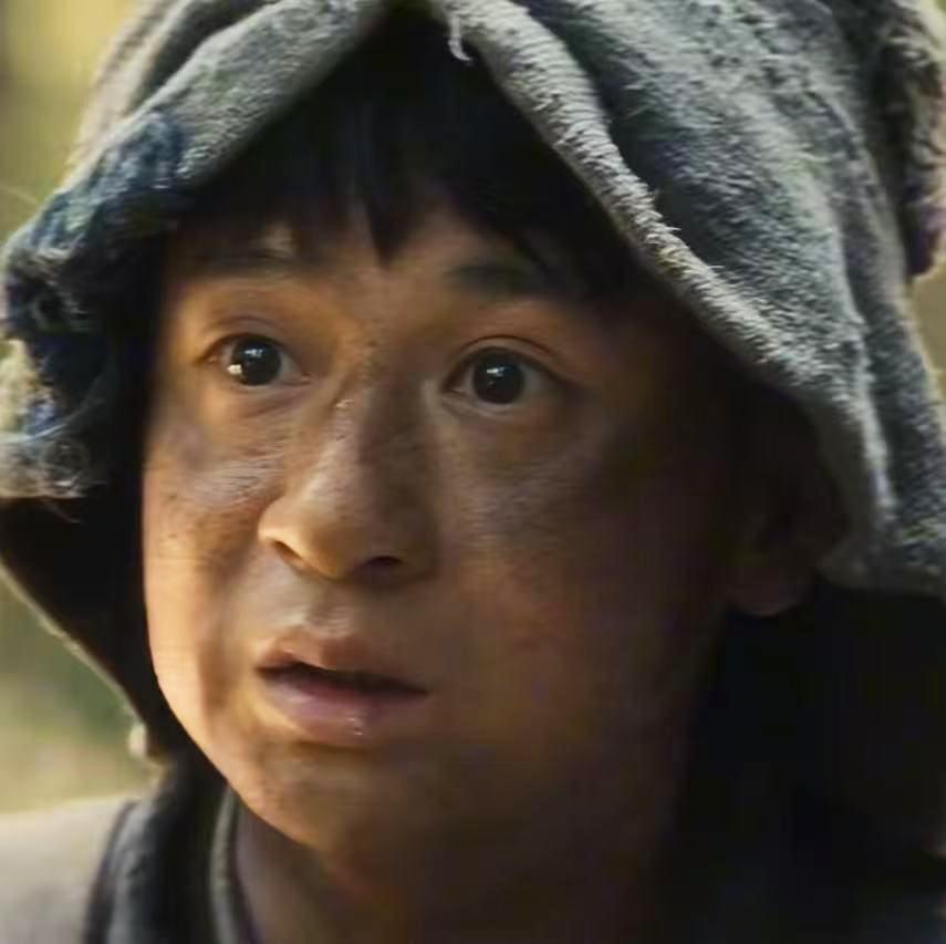 名校光环沦为京城笑柄！副导演视若无睹，简历秒变垫桌角，钱包彻底见底。黄澄澄捏着断