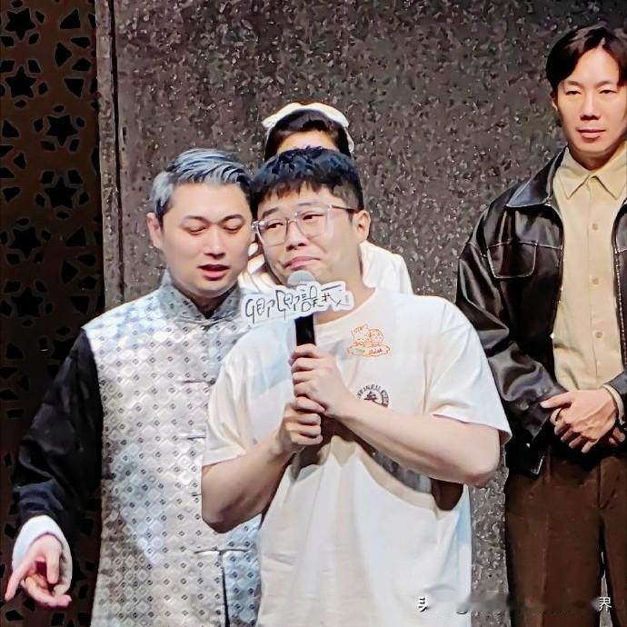 德云社话剧《卿卿误我》成都站首演结束，周九良到现场探班，并登台与观众互动。
成都