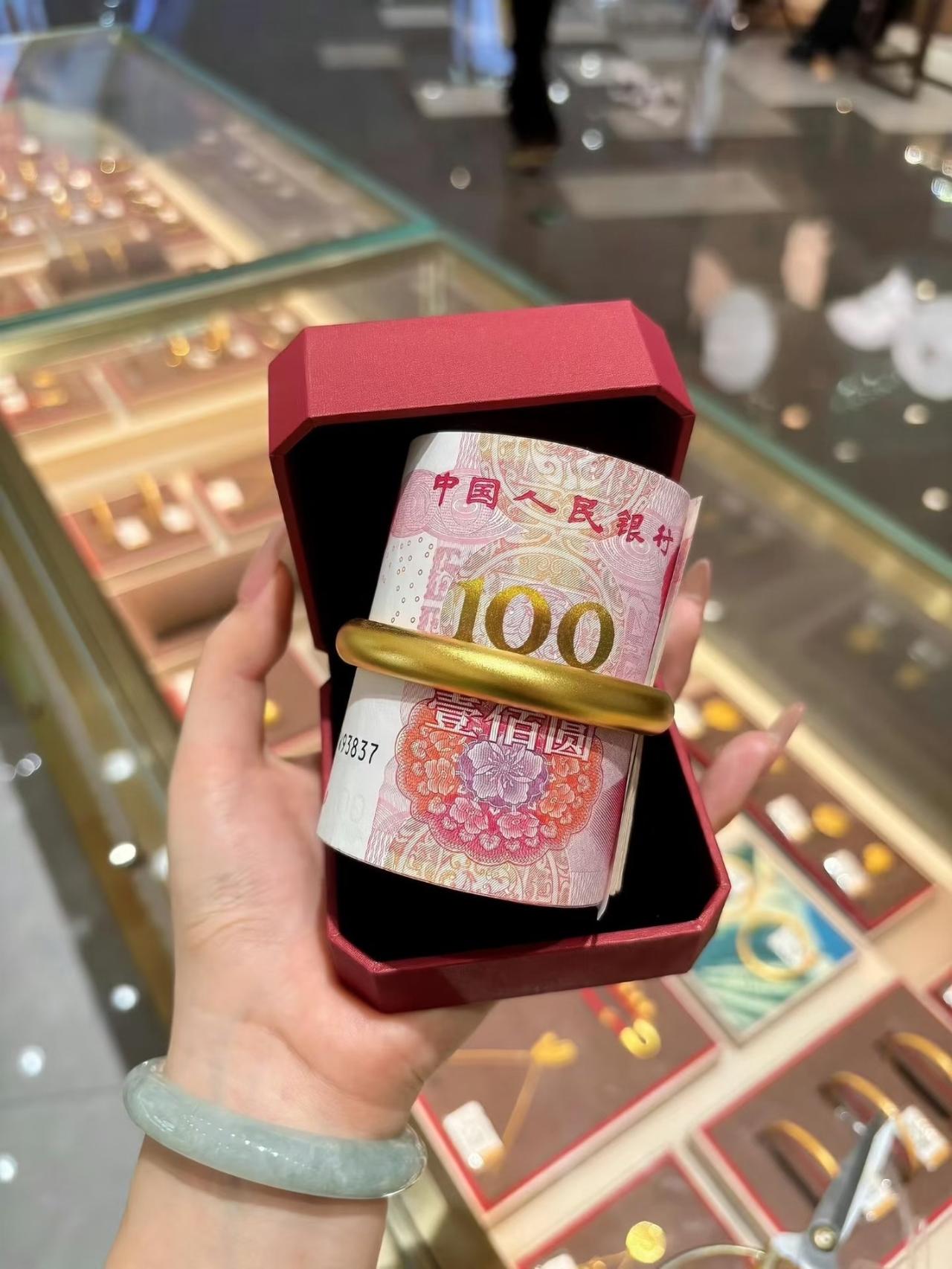 4月11日下午，
实物金价跌得太猛，
身边人买三金都坐不住了。同事下月结婚，70