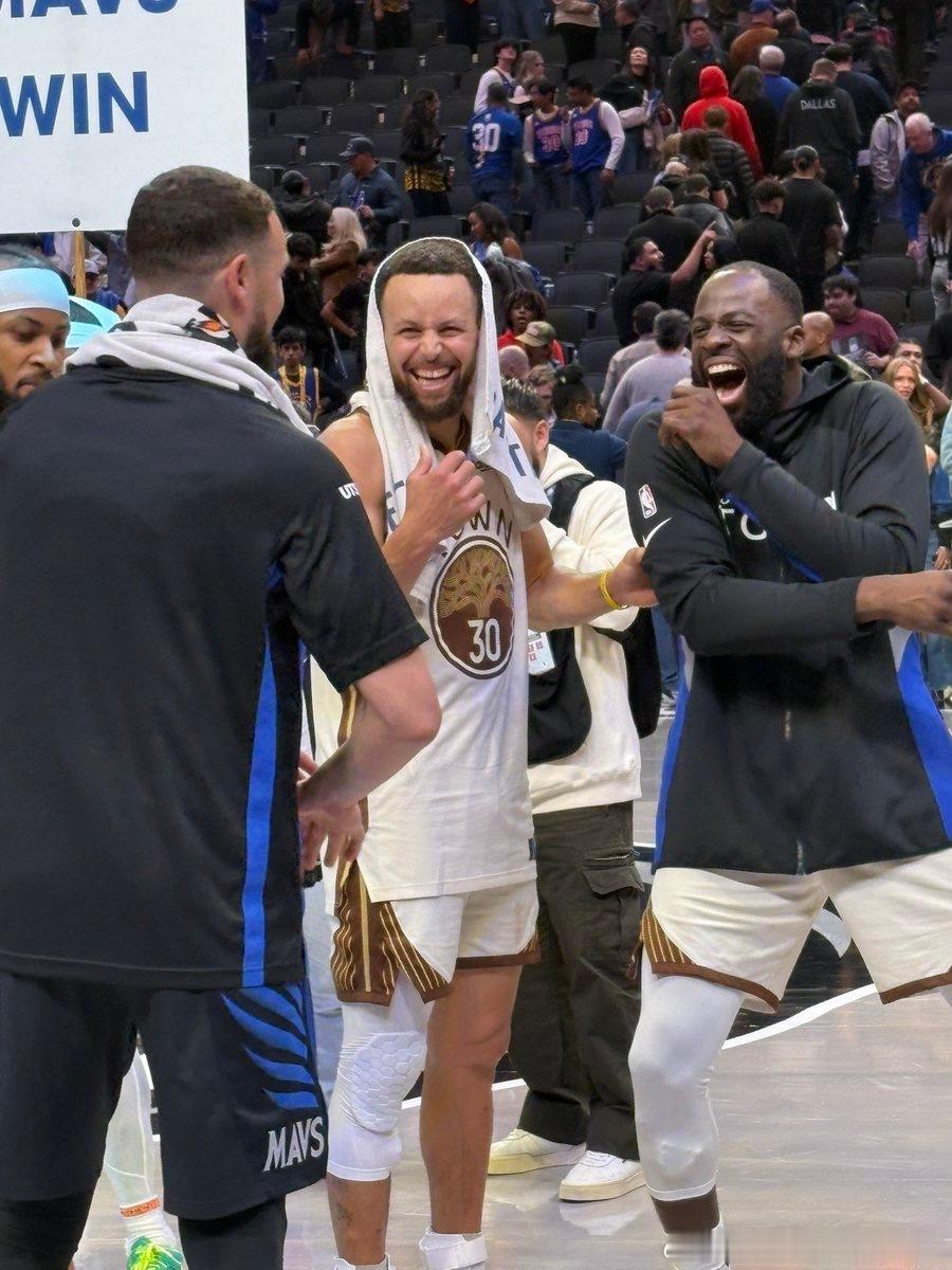 看点开心的从左到右 笑盈盈 笑嘻嘻 笑哈哈铁铁的 很安心