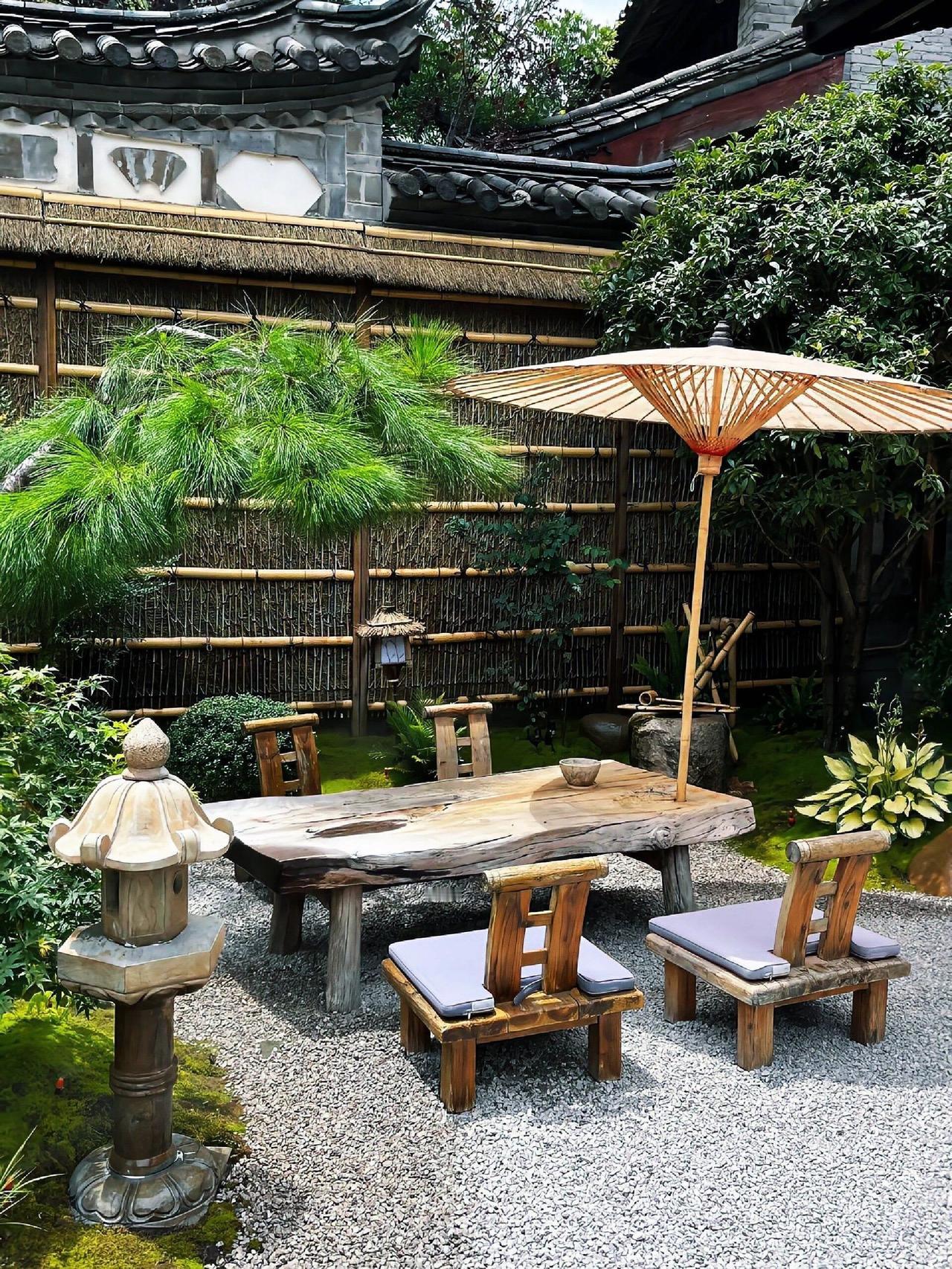 平淡的生活就像一杯清茶，初尝时可能觉得寡淡，细品却韵味悠长。我有个朋友，在城市郊