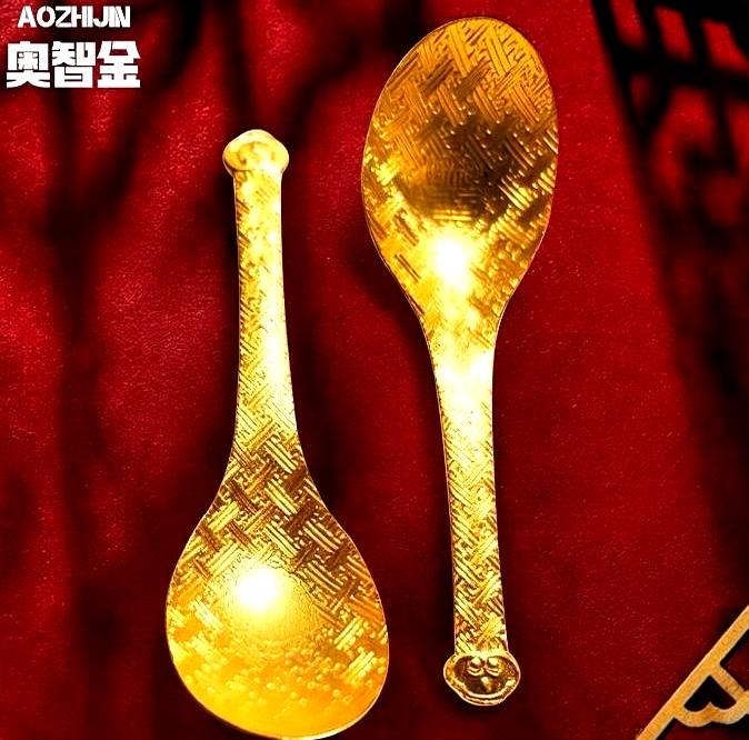 均价1080冲进去买金，一转眼暴跌到871，硬生生亏了两万多，今晚不嚼两粒褪黑素