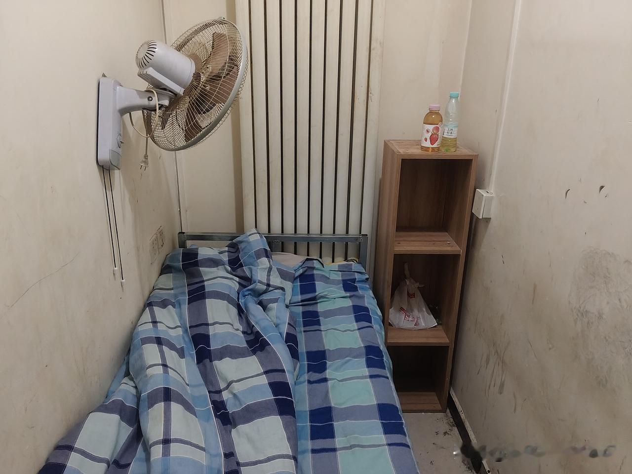 马驹桥三街这30元的单间日租房，真的是“惊喜”满满！一进去那墙面上全是包浆、鼻涕