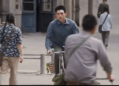 《纯真年代的爱情》21-22集预告：
冯琳又搞事情，抓住费霓看禁止把她关了起来！