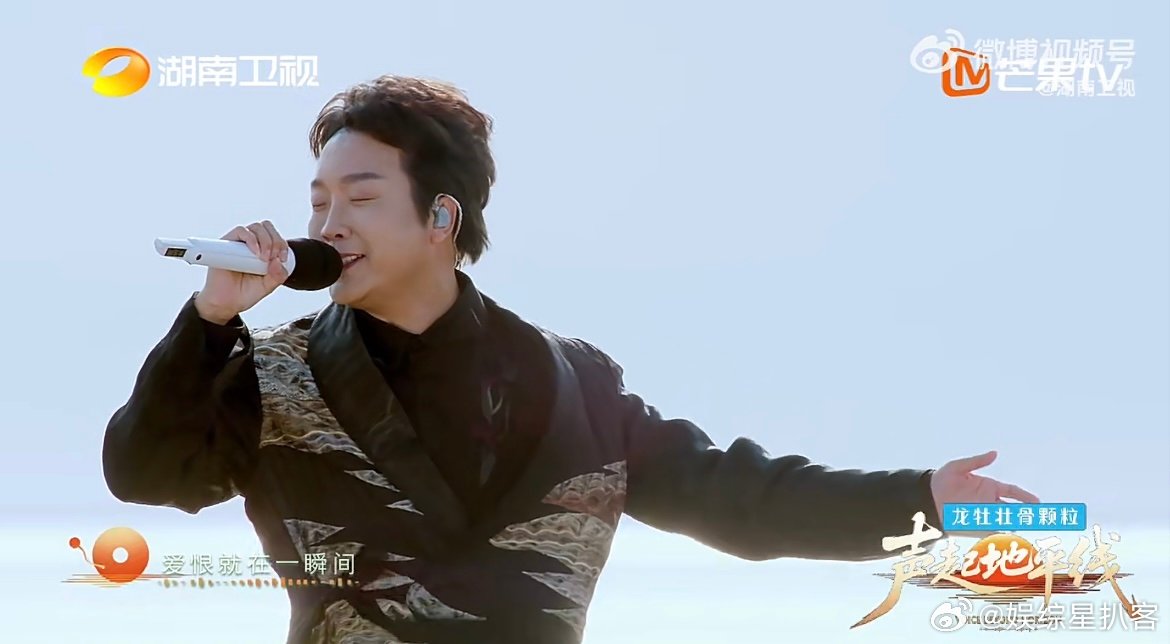 李玉刚再唱新贵妃醉酒 里海晚风轻扬，李玉刚的戏腔婉转绵长，一曲《新贵妃醉酒》将东