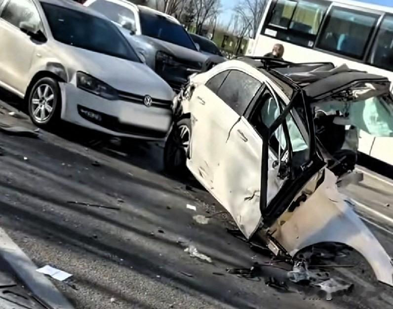 鄂尔多斯街头惊魂一幕！
奔驰瞬间解体，零件飞几十米远
 

 
2月2号下午，内