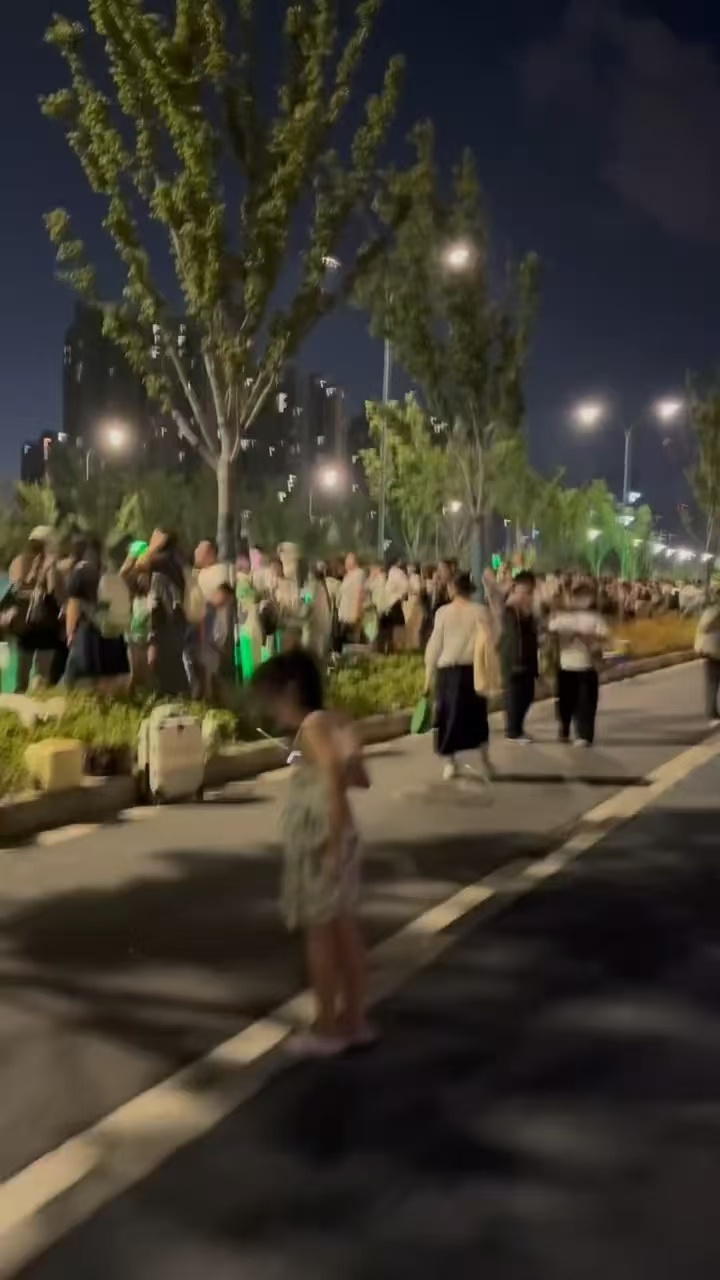 成毅昆山线下人气成毅人山人海的活粉量 昆山随处可以看见果果的身影，还只是彩排阶段