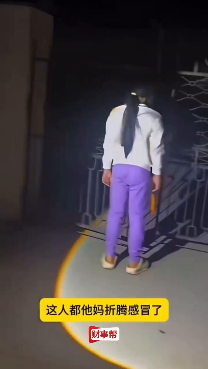 实拍孩子夜间梦游，闭眼能自主避让障碍物。
财事帮。
梦游了不能找我，别让找我。昨