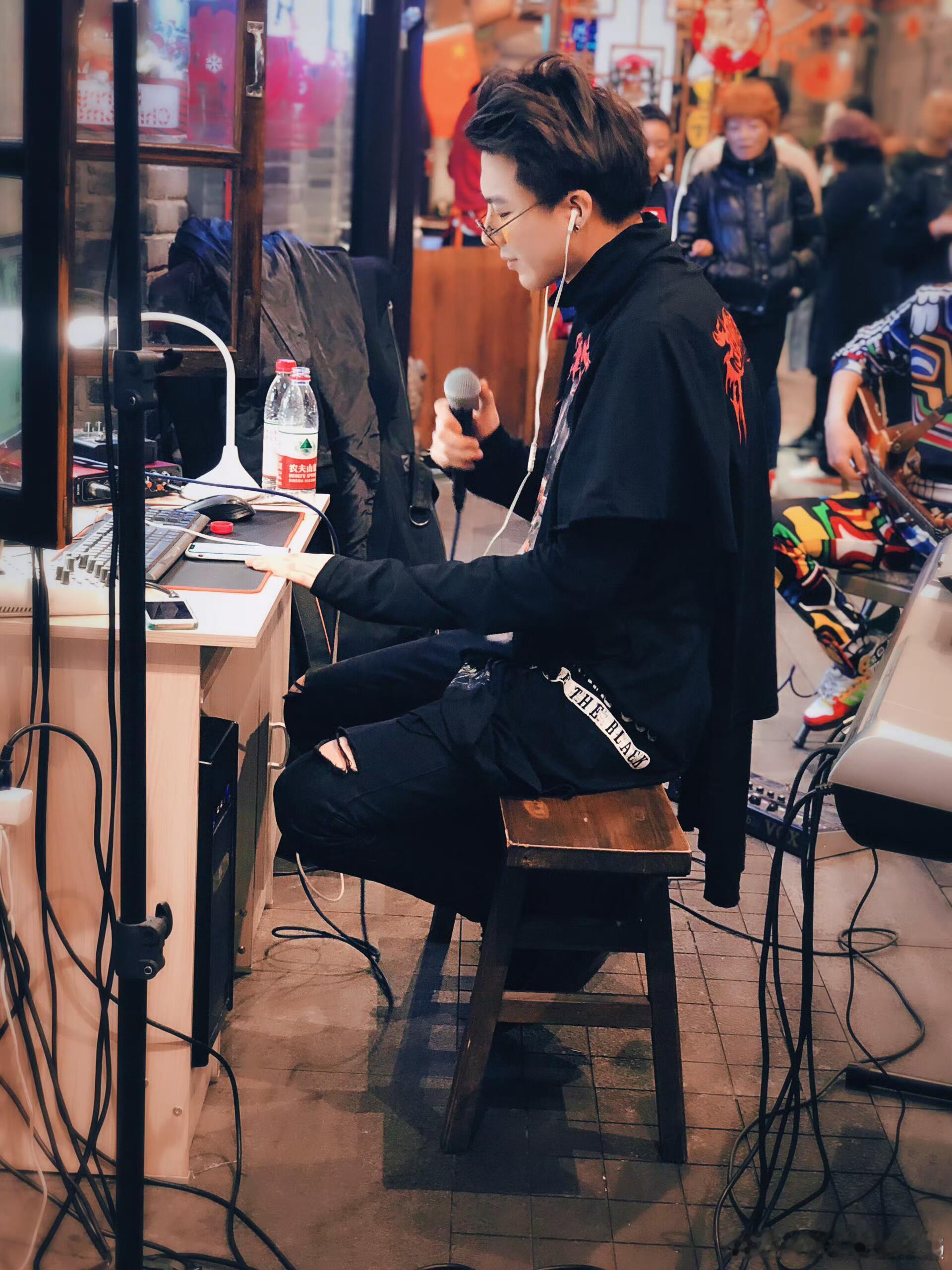 摩登兄弟  存一个宁哥18年的一些照片，回头做成小卡刘宇宁｜ 