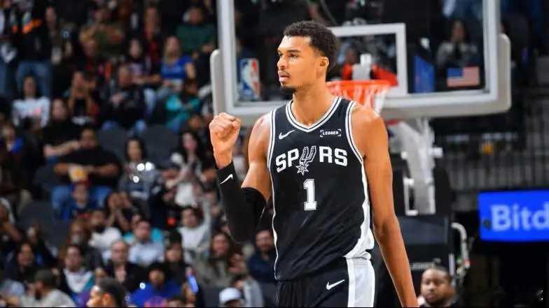 队记：文班休战2场后今日复出并替补出战，并有出场时间限制北京时间今日9点，圣安东