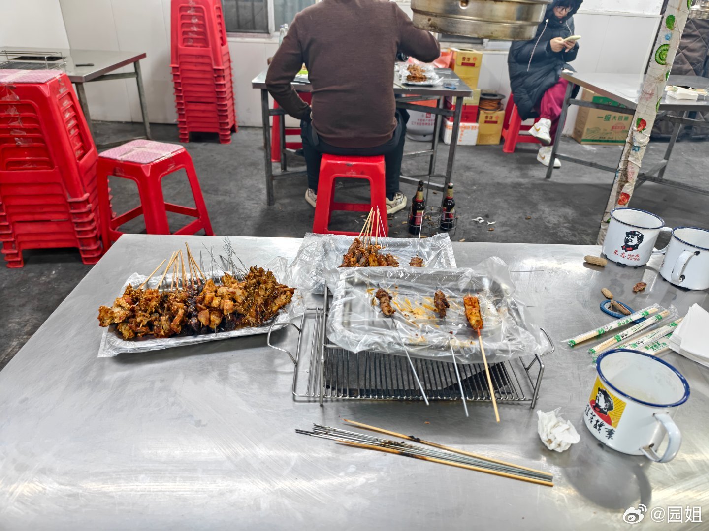 今天吃一个苍蝇馆，老板很佛系，天冷了不干。下雨天不干。老板说要不是老板娘天天要坚