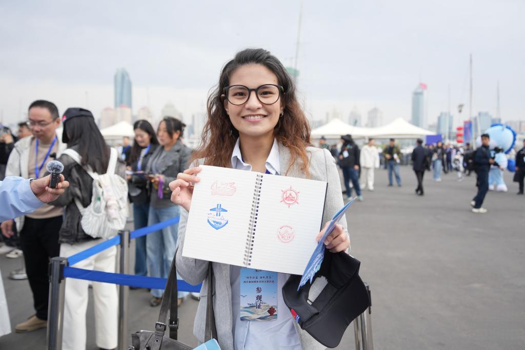 青岛码头这一幕太罕见了！台湾同胞和军事评论员，居然登上了咱们现役的052D驱逐舰