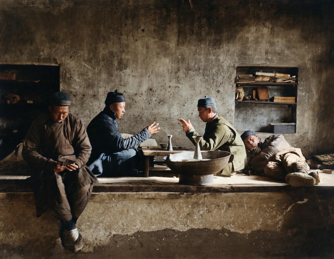 晚清冬日，昏暗破败的土房里，几名男子围坐在炕边，右侧男子斜躺在炕上，神情萎靡，中