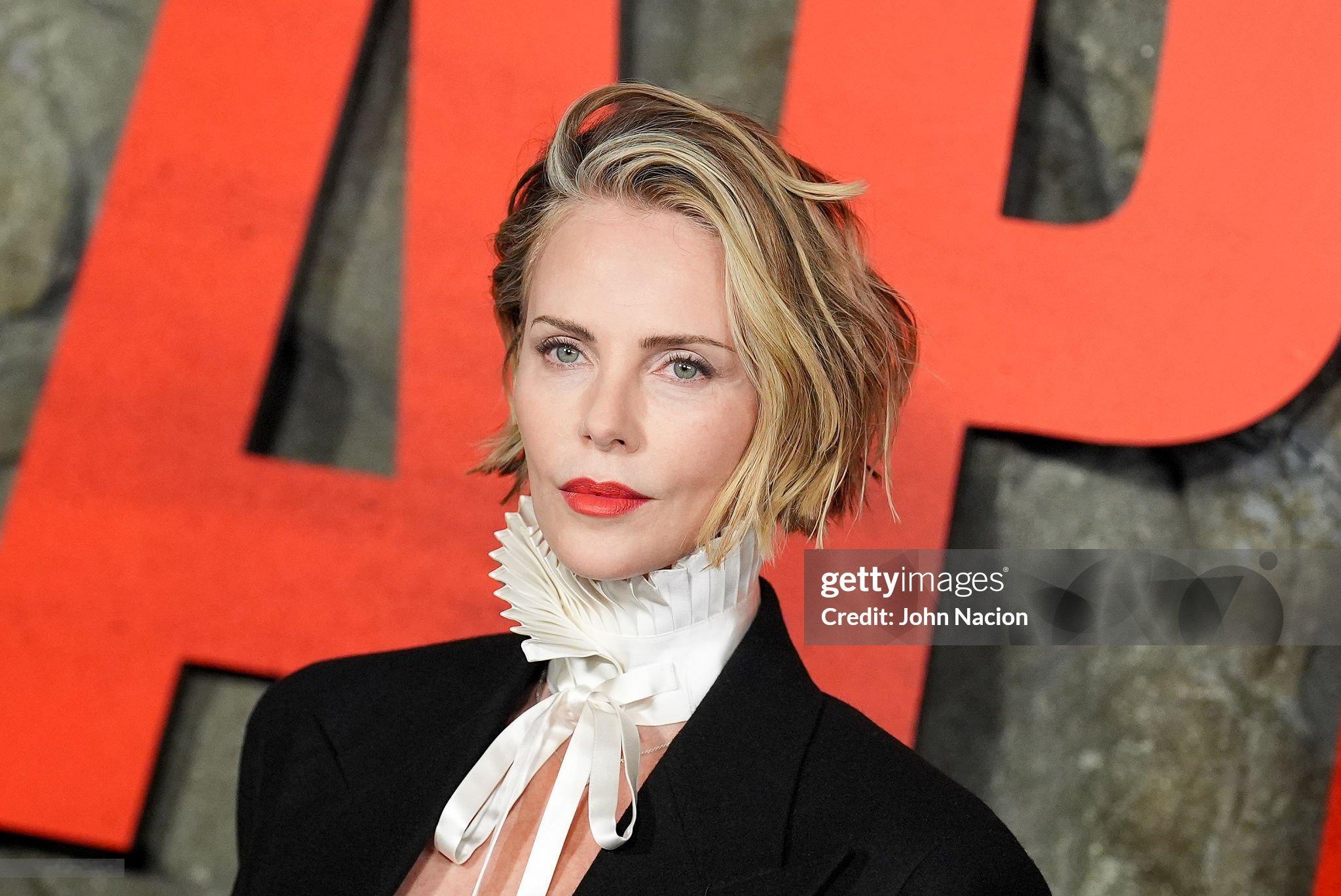 穿真空西装的塞皇 Charlize Theron以一身 Dior 2026 冬季