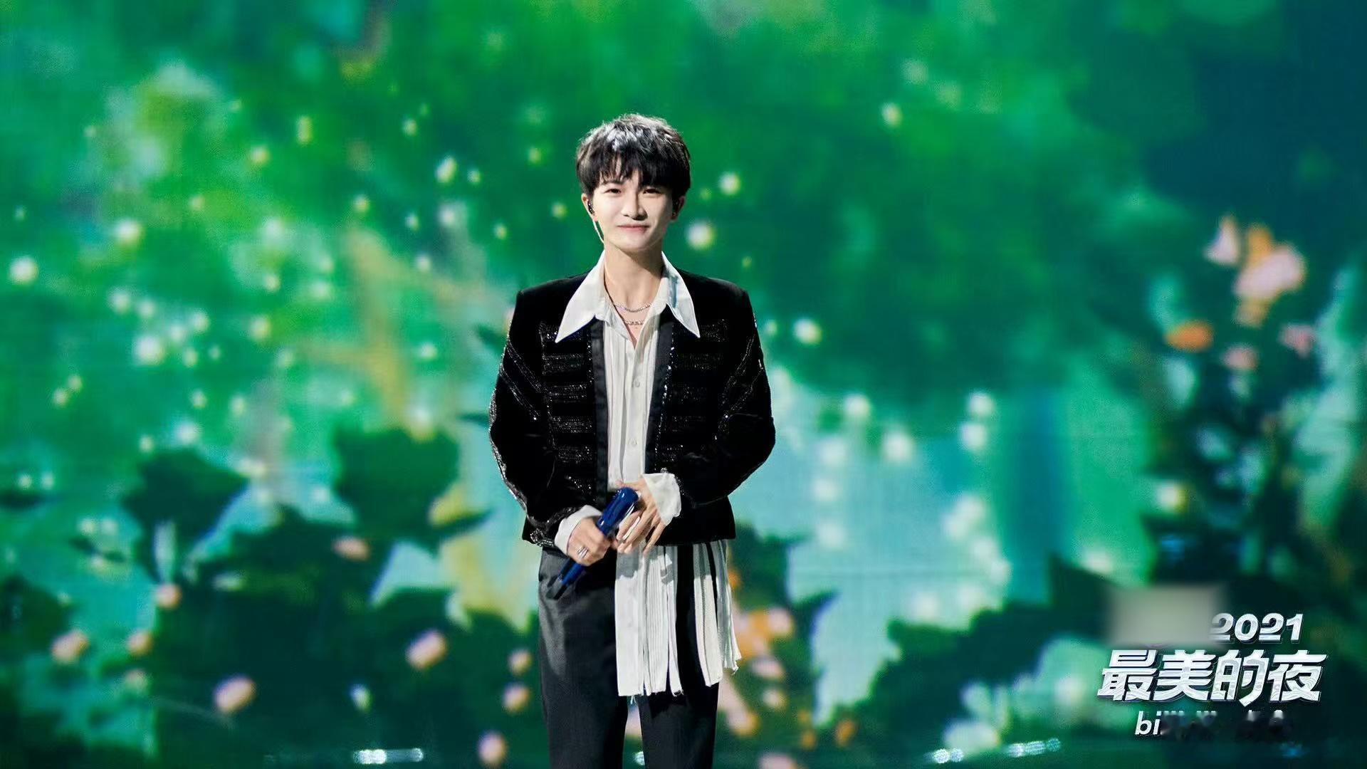 光看周深往年在小破站跨晚的表现，就知道今年绝对稳了！他选的歌都超有质感，演唱时的