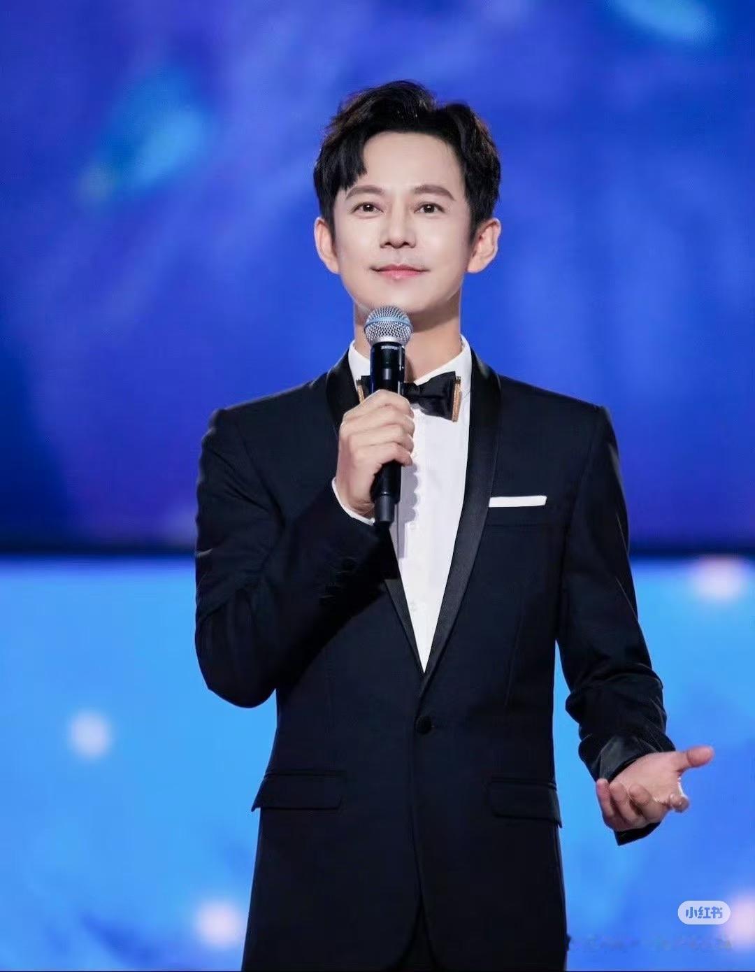 我表姐亲眼见过何炅，她说何炅根本不像电视上的那样。以前总听人说无妻无子跟保姆过肯